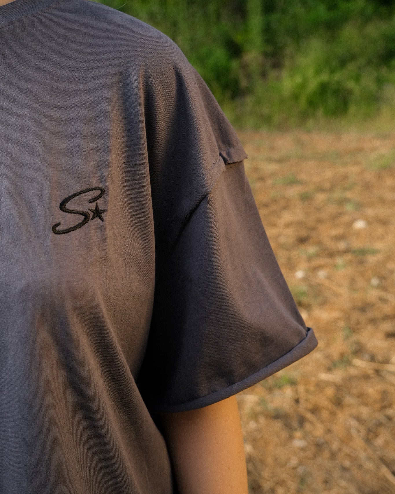 Kelebek  Sırt Detaylı Füme T-Shirt